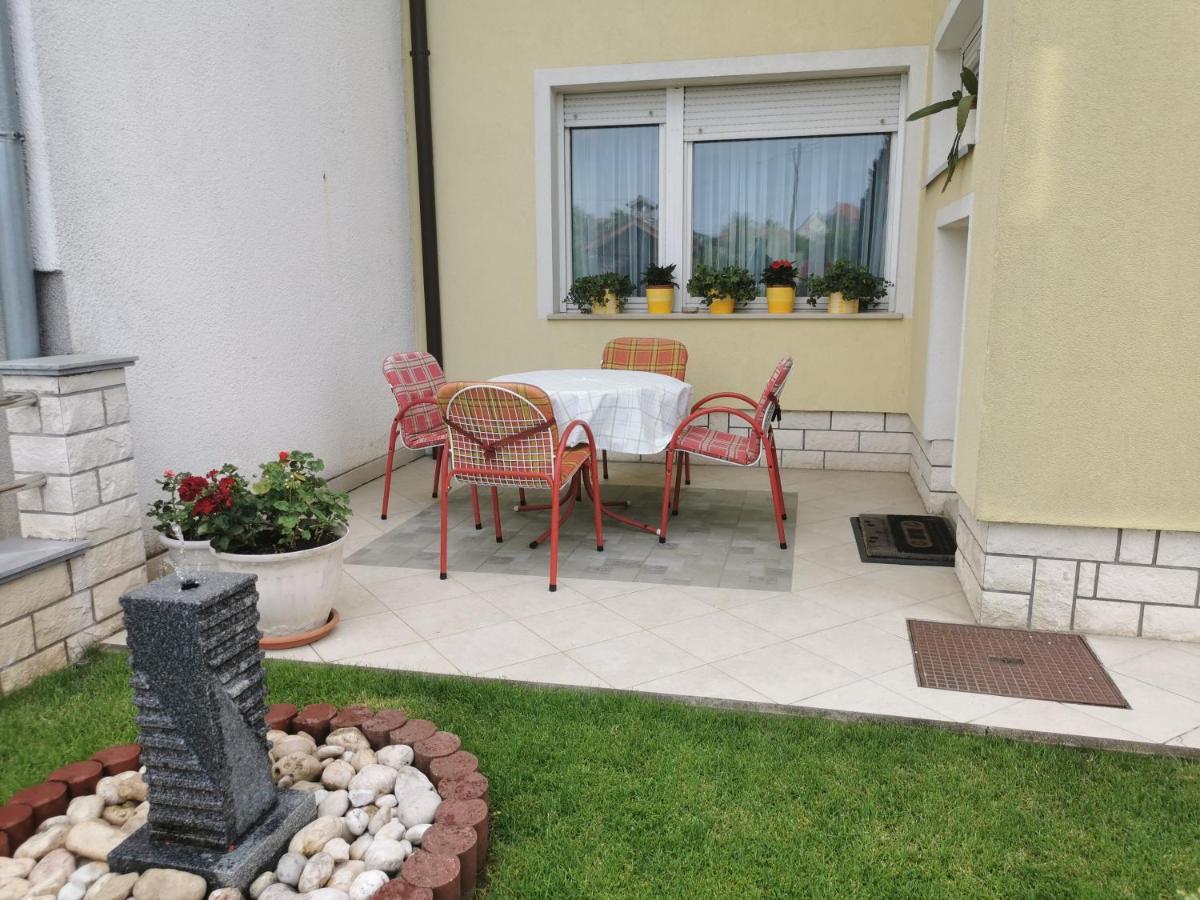 Apartmani Nova Karlovac Exteriör bild