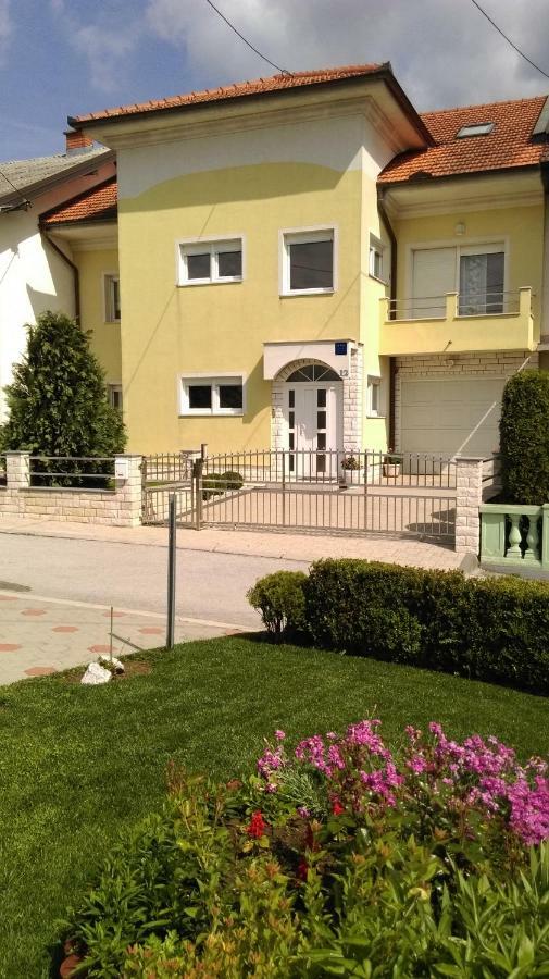 Apartmani Nova Karlovac Exteriör bild